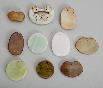 AMULETTER, 10 st, olikfärgad nefrit, Kina.