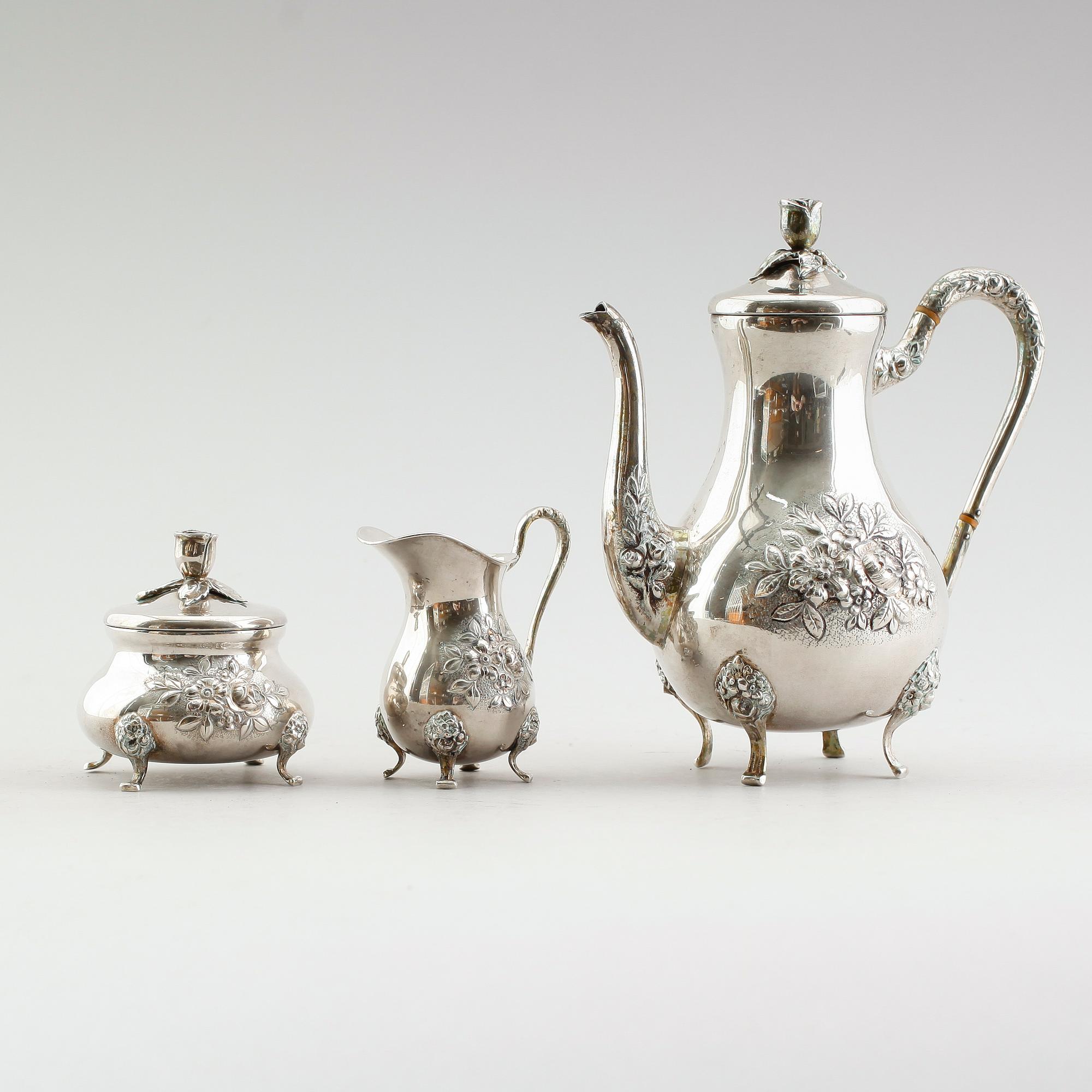 KAFFESERVIS, 3 delar, silver, svenska importstämplar, 1900-talets första hälft. Vikt ca 865 gram.