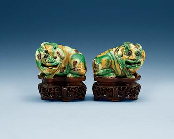 A pair of 'egg and spinach' mythological beasts, Qing dynasty, Kangxi (1662-1722).