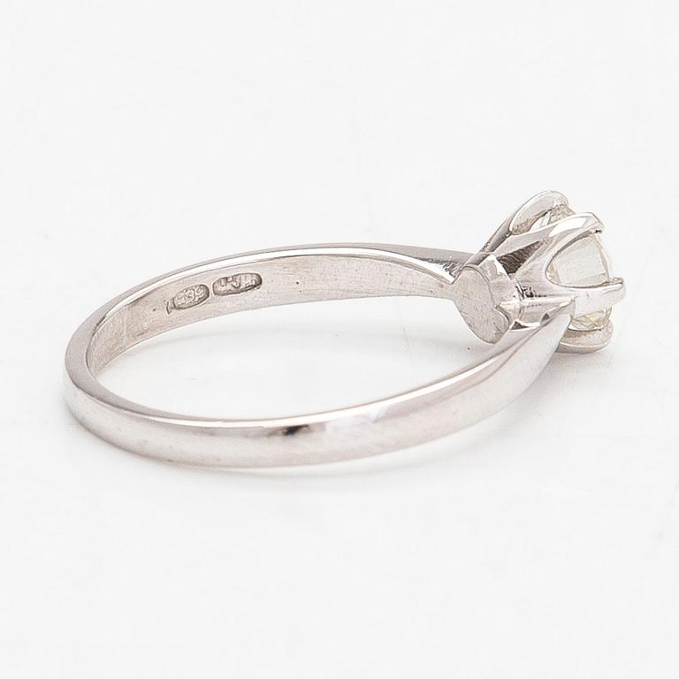 Ring, 14K vitguld, med en briljantslipad diamant ca 0.65 ct.