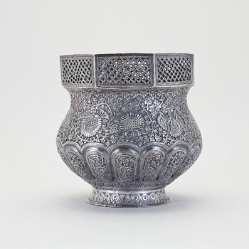 SKÅL / YTTERFODER, silver, Indien, 1900-tal. Vikt 880 g.