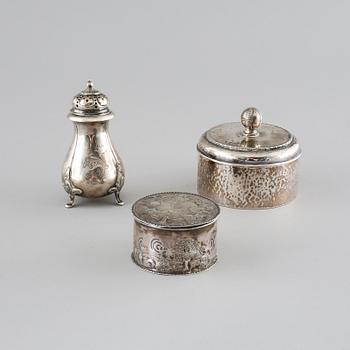 Three silver items from the 19th and 20th century. Weight 349 g.