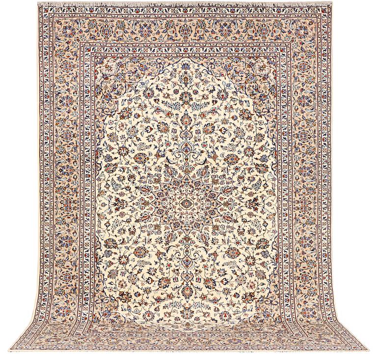 A Kashan carpet, a. 405 x 295 cm.