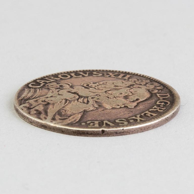 KASTMYNT, silver, Karl XII kröning 1697. Vikt ca 11 gram.