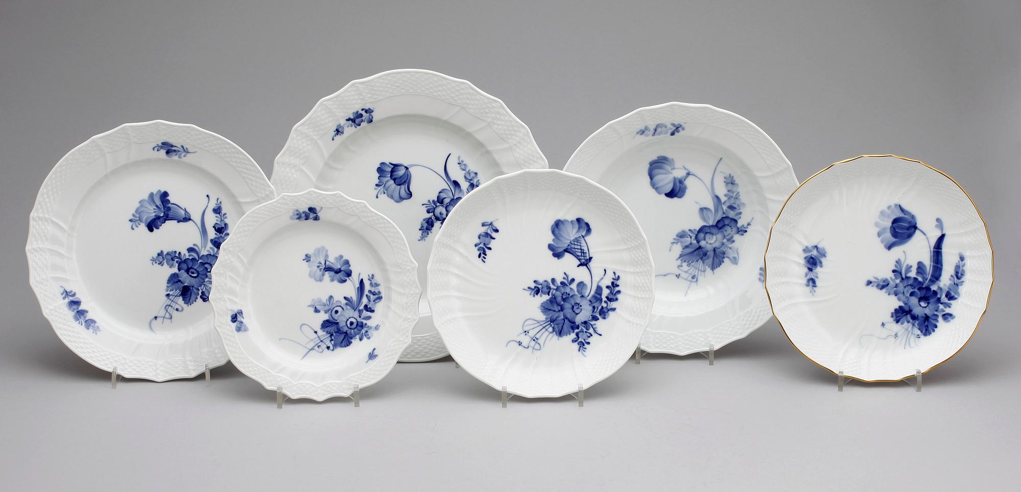 SERVIS, 125 delar, porslin, "Blå blomst", Royal Copenhagen, 1900-tal.