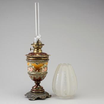FOTOGENLAMPA, majolika, omkring 1900.