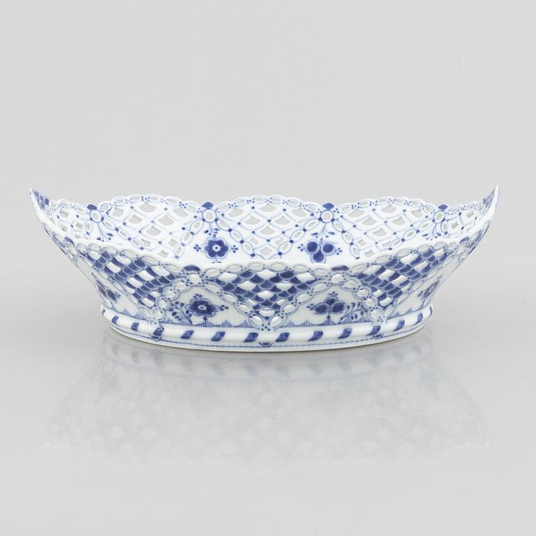 Bread basket / grill bowl, porcelain, "Blue Fluted Full Lace", Royal Copenhagen, model 1002, 1898-1923.