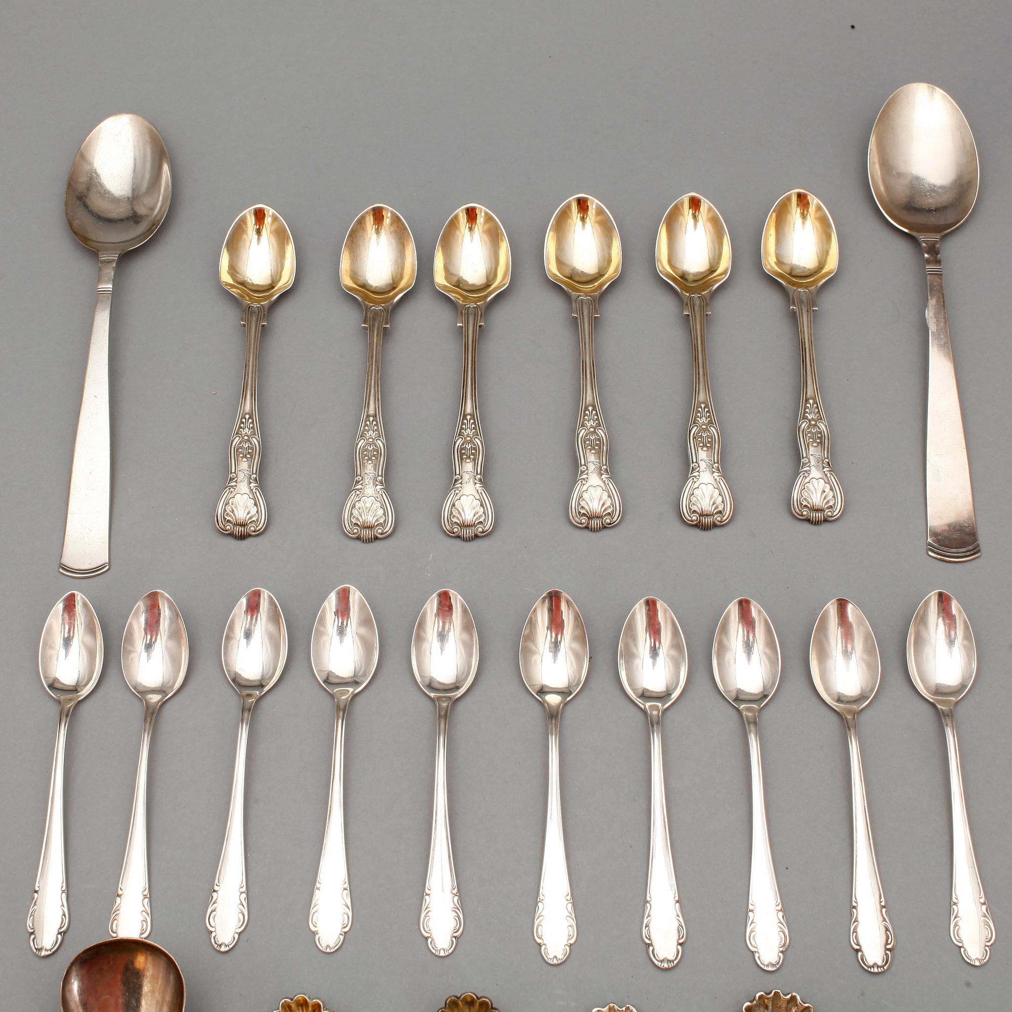 BESTICKSERVISDELAR, mestadels Sverige/England, 1800/1900-tal. Totalvikt ca 735 gram.