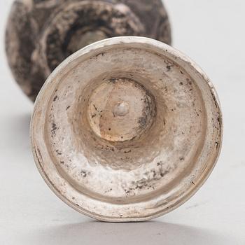 Karahvi ja jalallisia pikareita, 6 kpl, itämaista hopeaa, 1900-luvun alkupuoli.