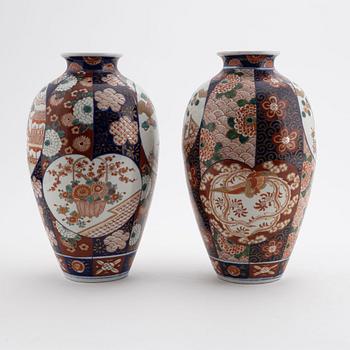 A pair of Japanese porcelain vases, first half of the 20th Century.