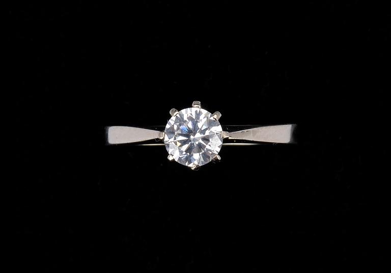 A RING, brilliant cut diamond c. 0.58 ct. Marked RVH, Stockholm 1975. 18K white gold, weight 2,2 g.