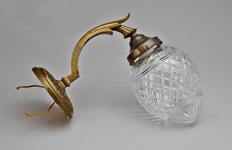 VÄGGLAMPA, mässing samt glas, 1900-talets första hälft.