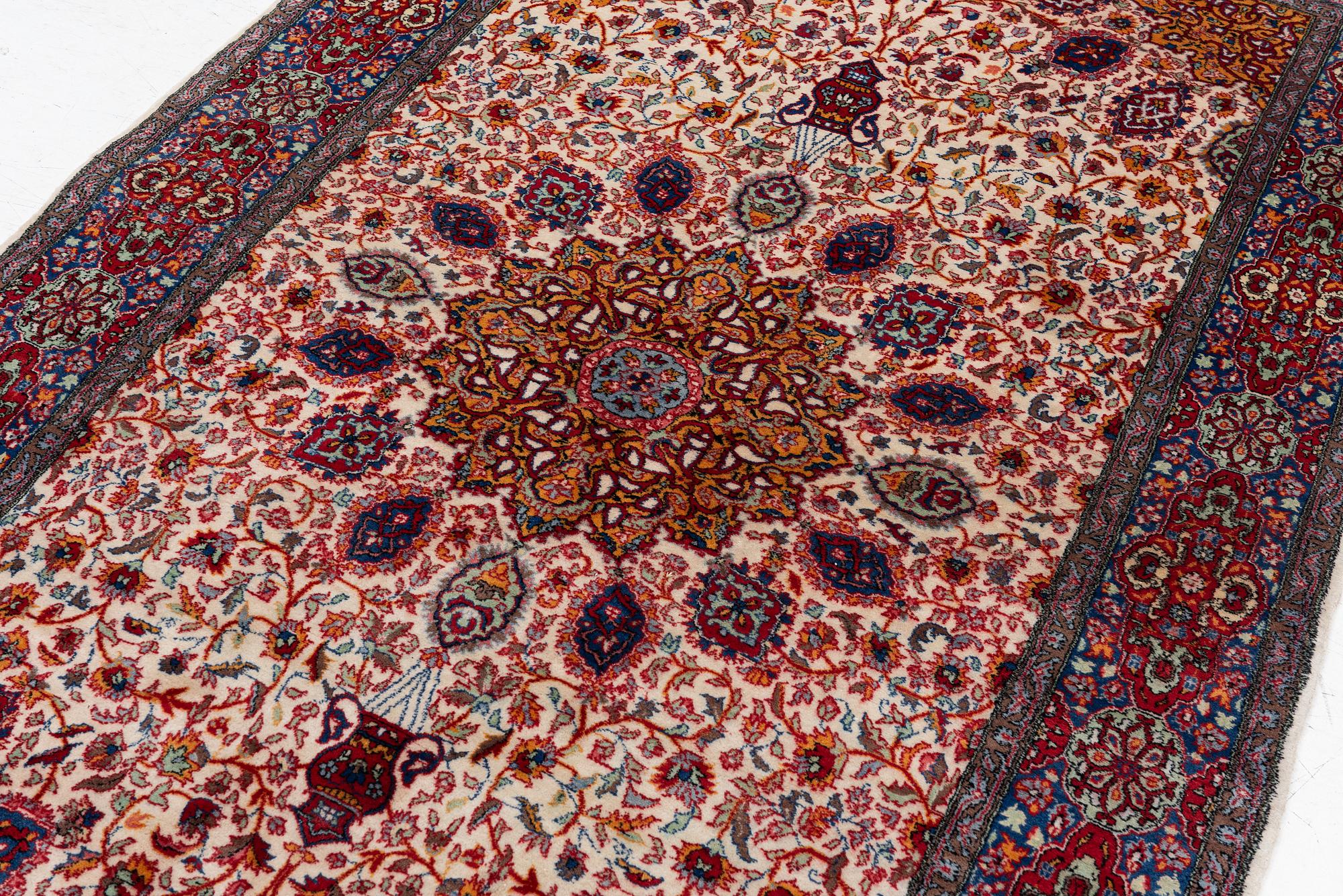 Carpet, Pakistan ca 240 x 137 cm.