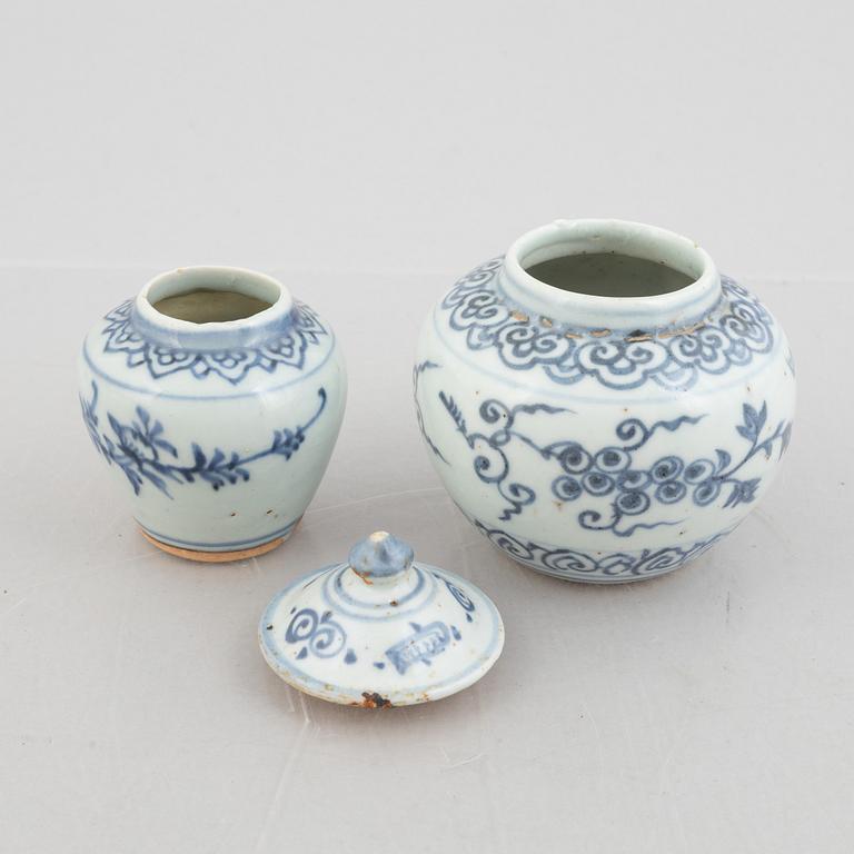 Krukor, två stycken, porslin, Mingdynastin (1368-1644).