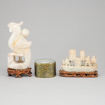 FIGURINER, två stycken samt ASK med LOCK med infälld plakett. Kina, 1900-tal.