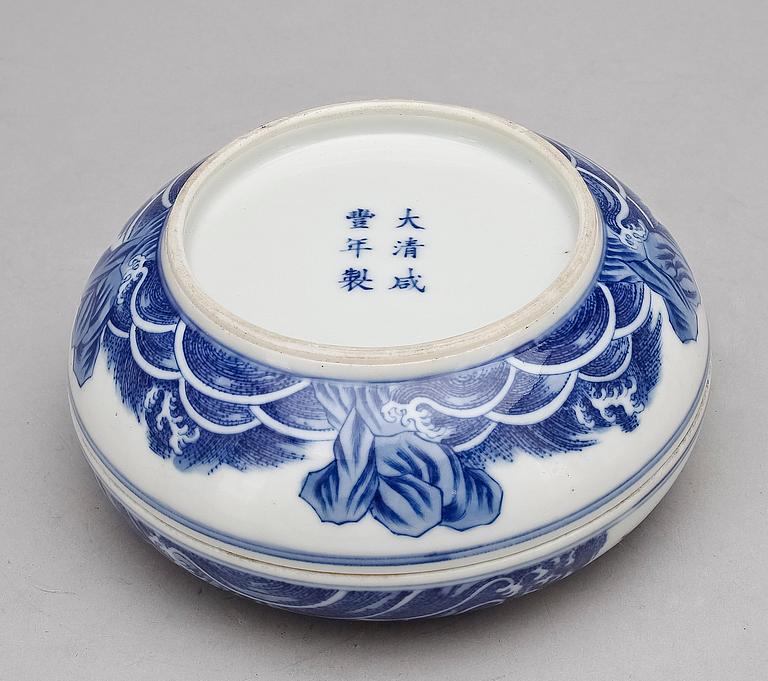 PARTI PORSLIN, 4 delar samt FIGURIN, nefrit, Kina 1900-tal.