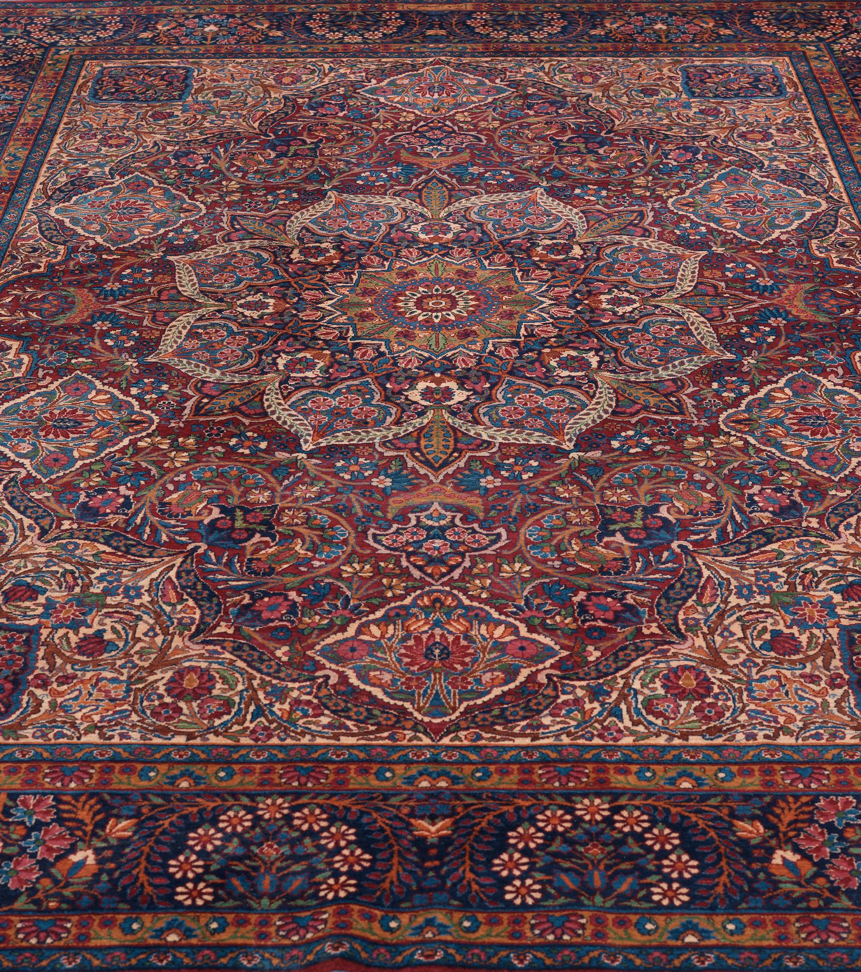 SEMI-ANTIQUE YAZD. 355,5 x 254,5 cm (as well as approximetley 1,5 cm blue flat weave at each end).