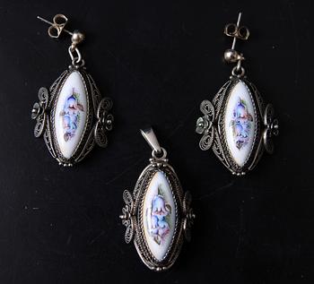 GARNITYR, 4 delar, vitmetall och emalj, 1900-talets slut.