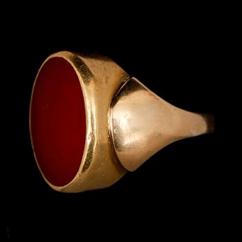 RING, 14k guld med karneol. Vikt 14,7.