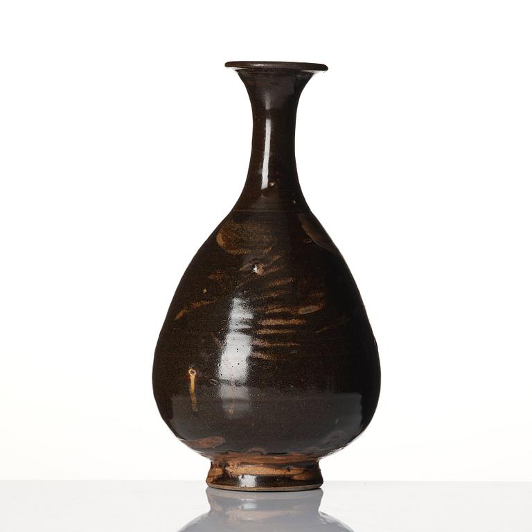 A brown glazed vase, Song dynasty (960-1279).