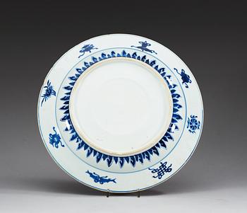 A blue and white charger, Qing dynasty, Kangxi (1662-1722).