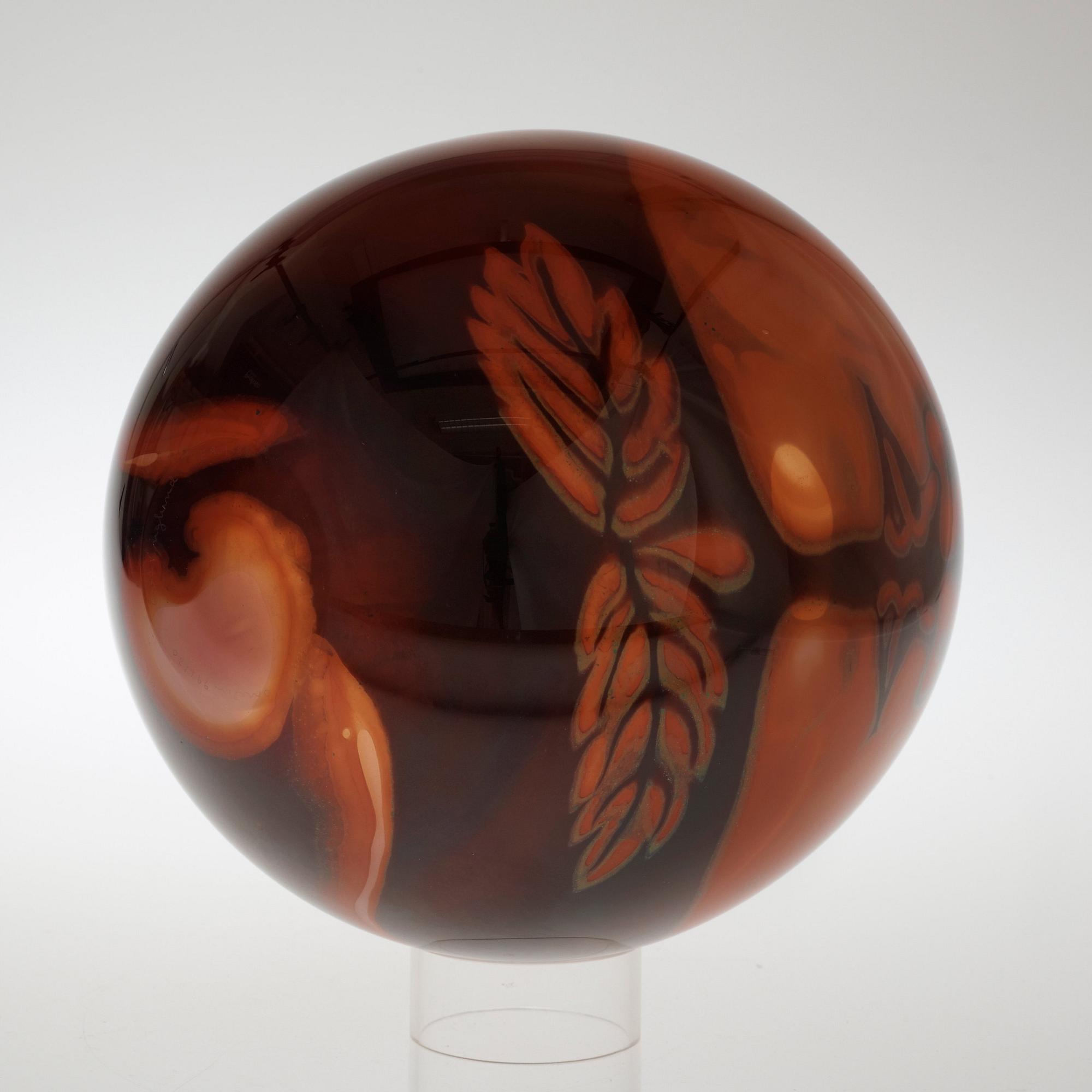 An Eva Englund 'Graal' glass vase, Orrefors 1988.