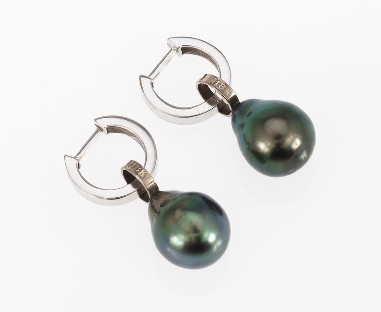 EARRINGS, set with cultured Tahiti pearls.