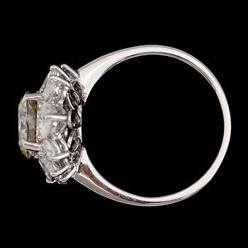 RING, 18 k vitguld, briljant- och navettslipade diamanter tot ca 3,48 ct. Vikt ca 6,1 g.