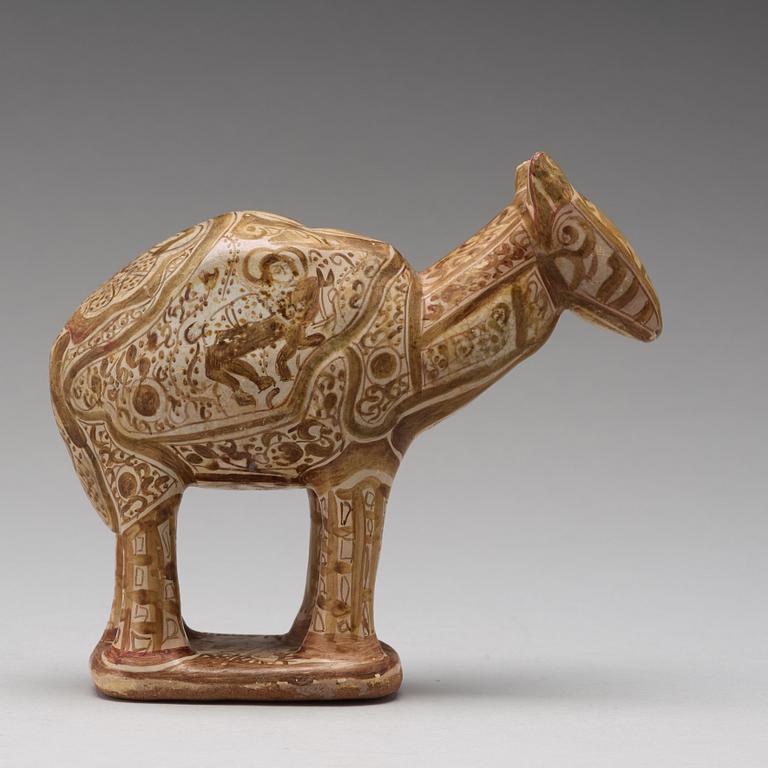 FIGURIN, DROMEDAR, lergods med lysterdekor, höjd ca 17 cm, Persien/Iran 1100-1200-tal.