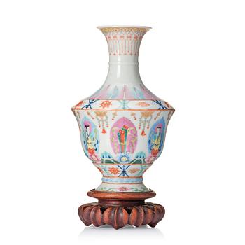 1275. A famille rose barragon tumed vase, late Qingdynasti/Republic.