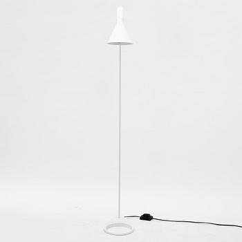 Arne Jacobsen, golvlampa, "AJ", Louis Poulsen, Danmark.