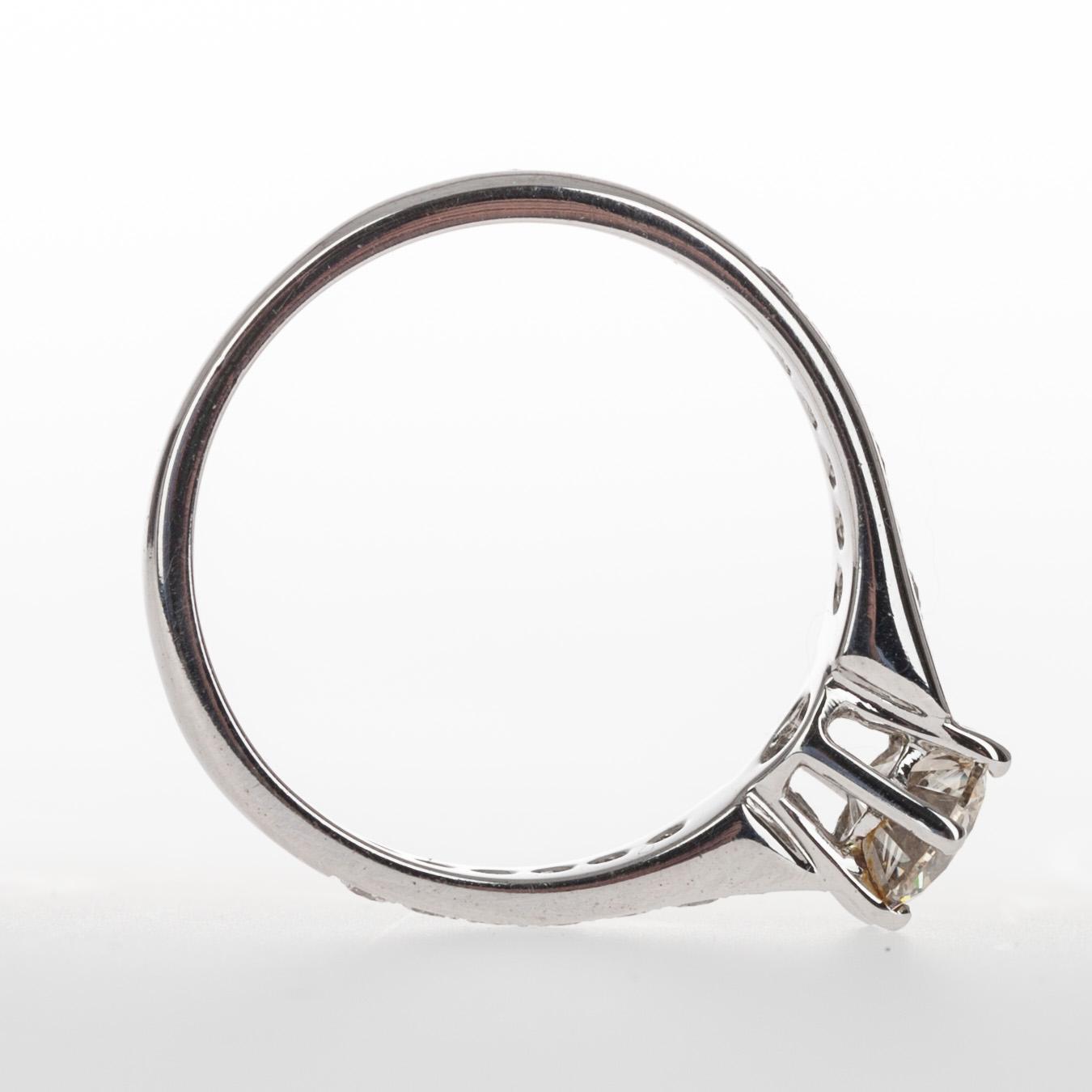 RING, vitguld 18K med briljantslipade diamanter. Mittstenen 0,71 ct och tot. 14 sidostenar 0,30 ct. Vikt 3,4 g. Intyg.