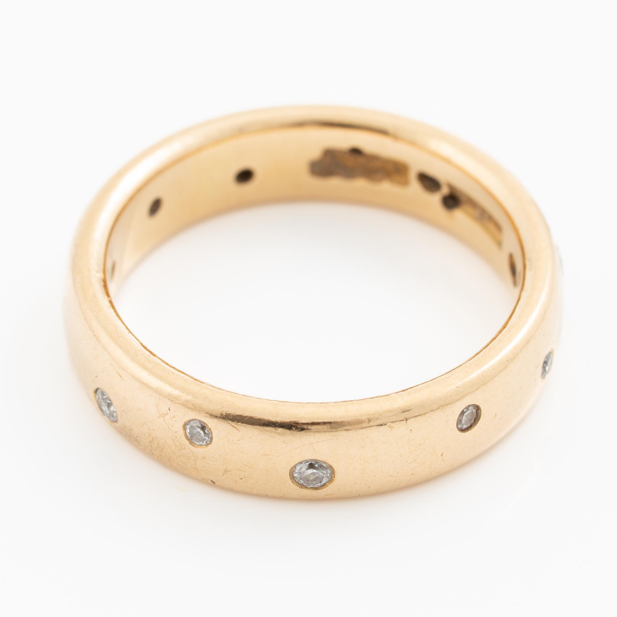 Ring, 18K gold with brilliant-cut diamonds.