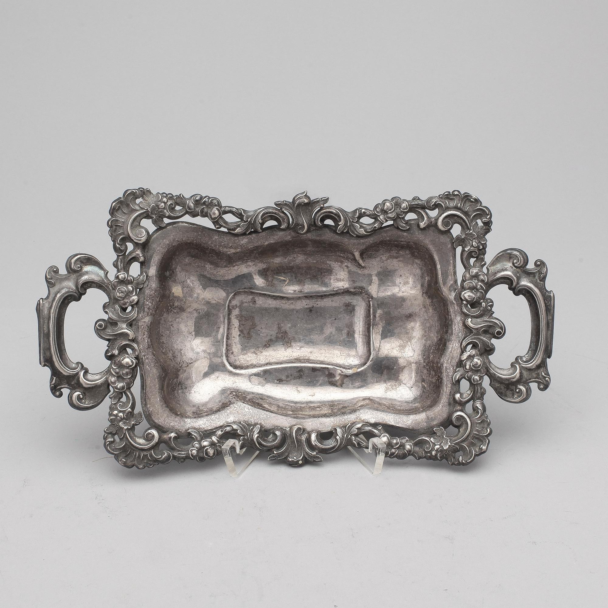 BRÖDKORG. Silver. Nyrokoko, 1800-talets andra hälft. Ca 165 g.