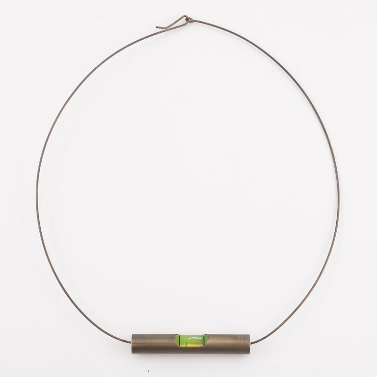 Dan Wolgers, collier med vattenpass.