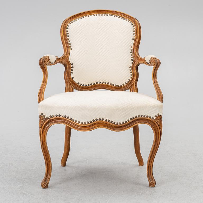 A French Louis XV oåpen back armchair, mid 18th century.