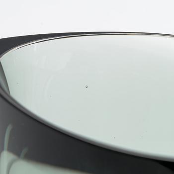 A green Kaj Franck glass vase model 407, signed Nuutajärvi Notsjö.