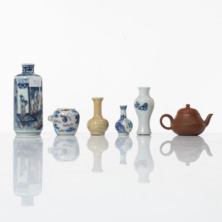 Miniatyrer, sex stycken, porslin och lergods, delvis Qingdynastin.