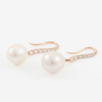 Örhängen 18K guld med odlade pärlor och briljantslipade diamanter.