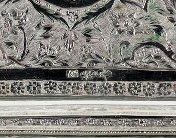 BRICKA, silver Persien/Iran, Reza Shah-perioden, 1900-talets första hälft. Vikt ca 570 g.