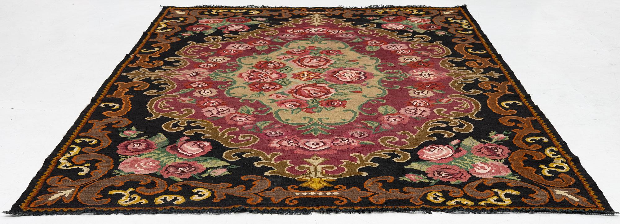 Matta, bessarabisk kelim, s.k. rosenkelim, ca 335 x 215 cm.
