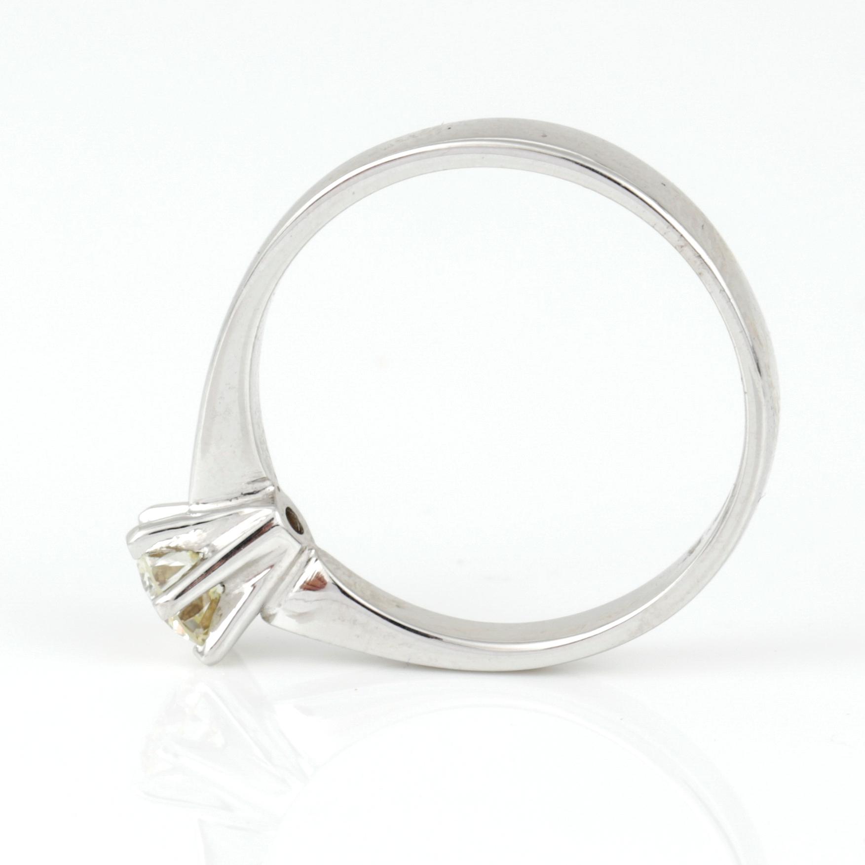 RING, 18K vitguld med briljantslipad diamant ca 0,50 ct. Vikt 3,50 g.