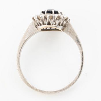 Ring, carré-set, 18K white gold with sapphire and brilliant-cut diamonds.