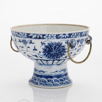 Footed porcelain bowl, late Qing dynasty, probably Guangxu, around 1900.