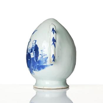 A blue and white cadogan 'immortals' tea pot, Qing dynasty, 19th century.