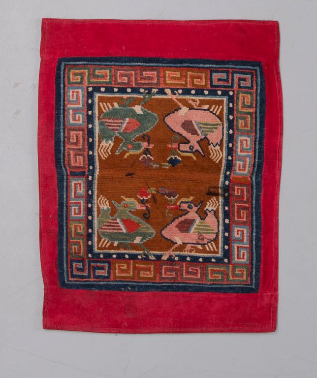 SADELTÄCKE, Tibet, 1900-talets första hälft. Ca 83x64 cm.