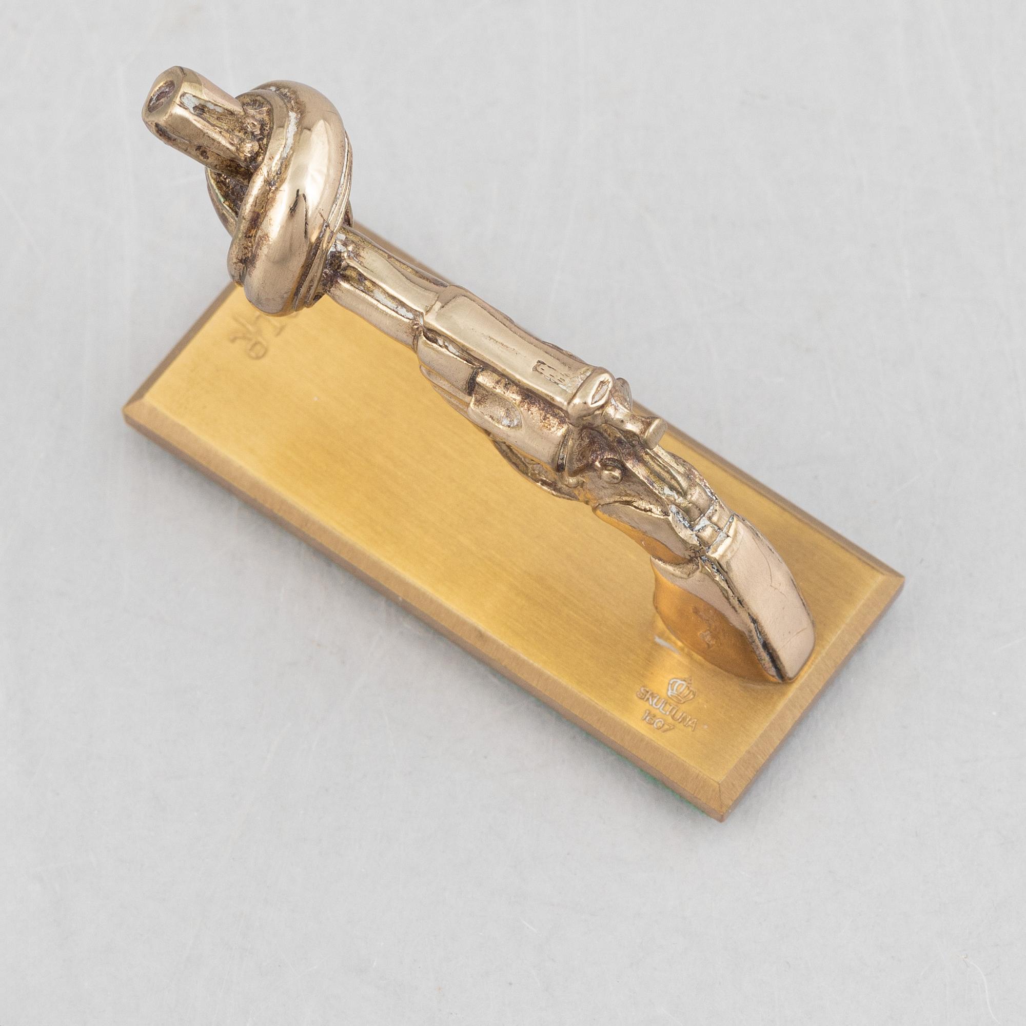 Carl Fredrik Reuterswärd, "Non violence".