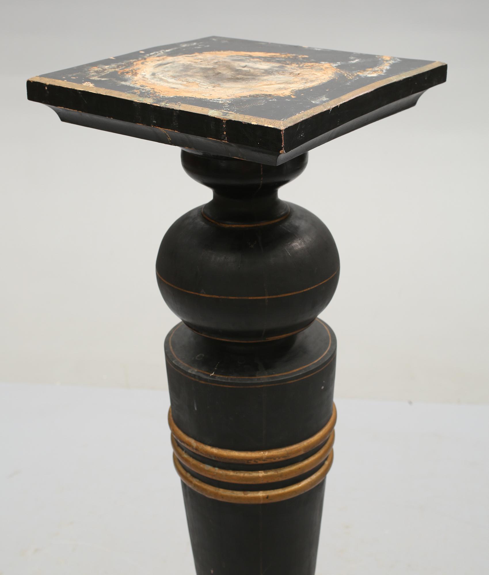 PIEDESTAL, sent 1800-tal.