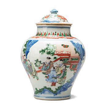 697. A Chinese Transitional wucai jar with cover, 17th Century.