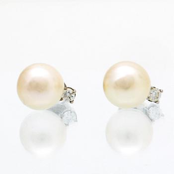 Earrings 18K whitegold 2 cultured pearls approx 10 mm and 2 brilliant-cut diamonds approx 0,15 ct.